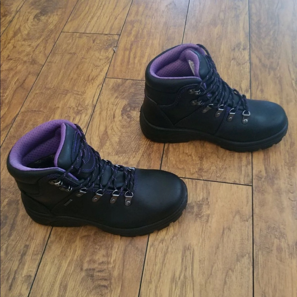 Women’s Avenger steel toe work boots.